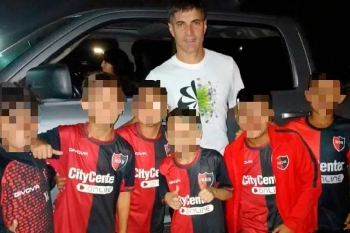 فريق نيويلز الأرجنتيني يعاقب براعمه بسبب صورة مع لاعب منافس