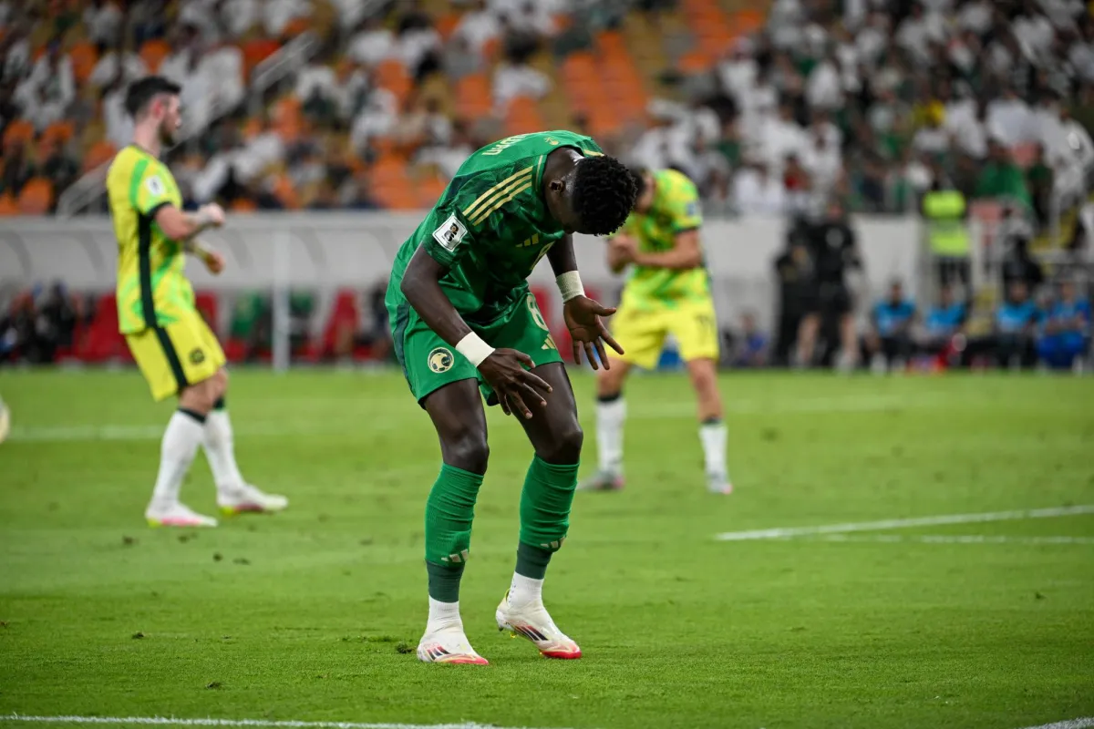 الأخضر يطيل طريق «المونديال»