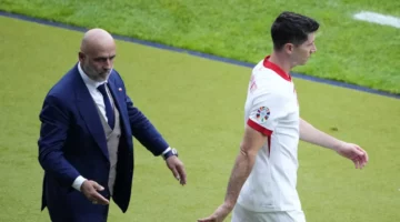 مدرب بولندا يتنحى عن منصبه بعد «عاصفة ليفاندوفسكي»