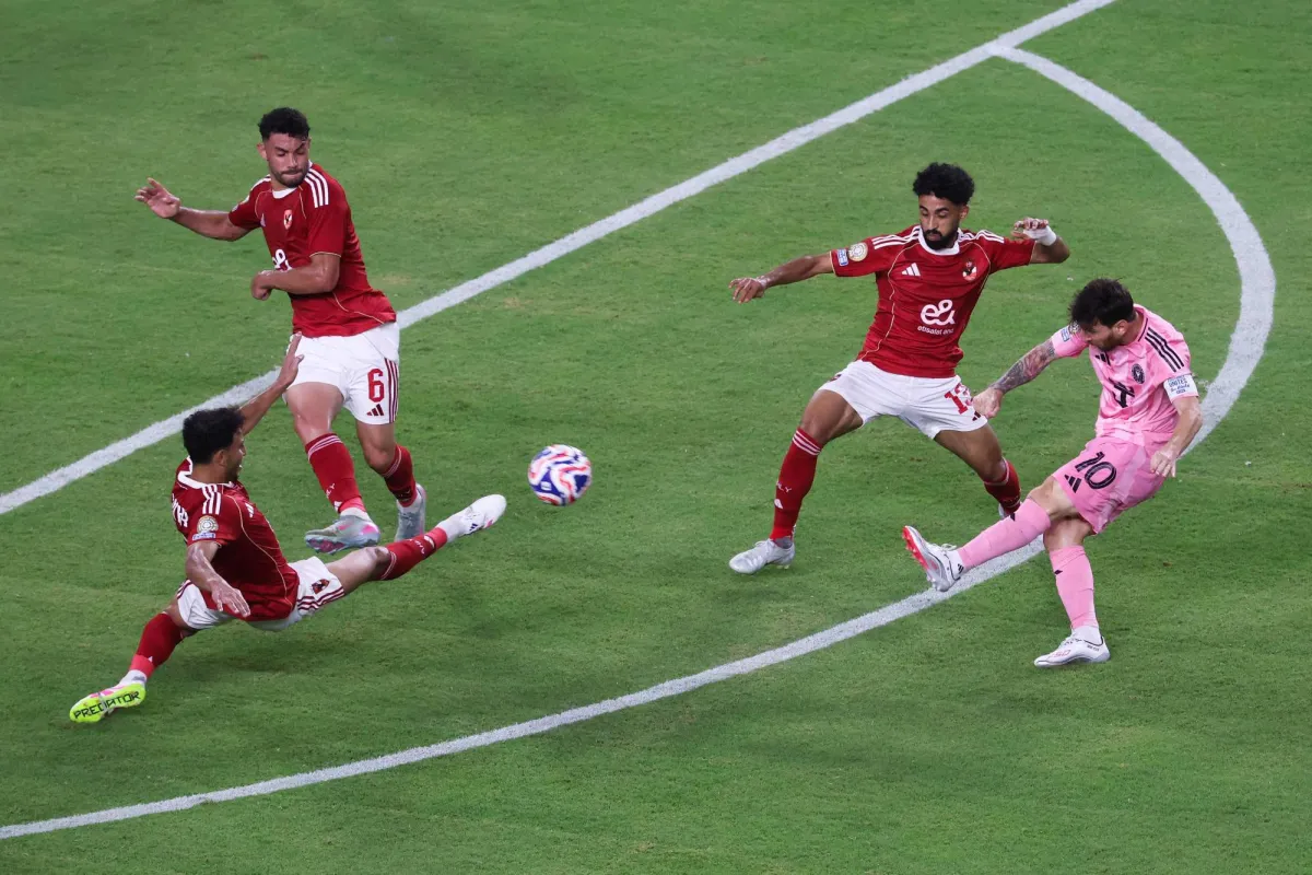 الأهلي يتعادل سلبياً أمام ميسي ورفاقه