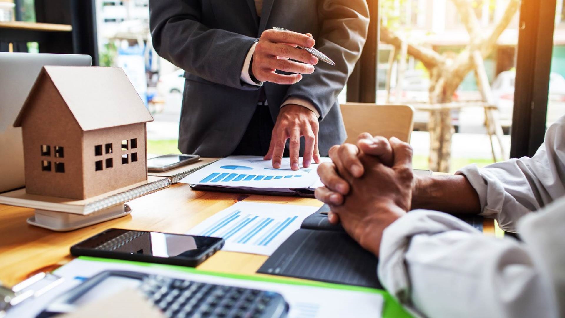 خفض الفائدة يدفع رؤوس الأموال نحو العقارات