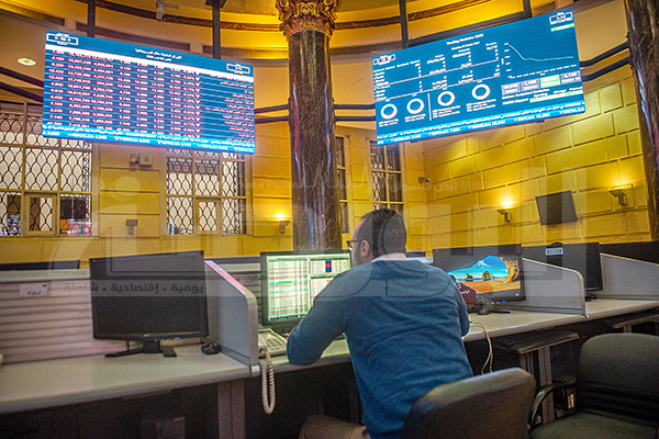 البورصة تقلص خسائرها منتصف التعاملات وتتراجع بنسبة 5.8%
