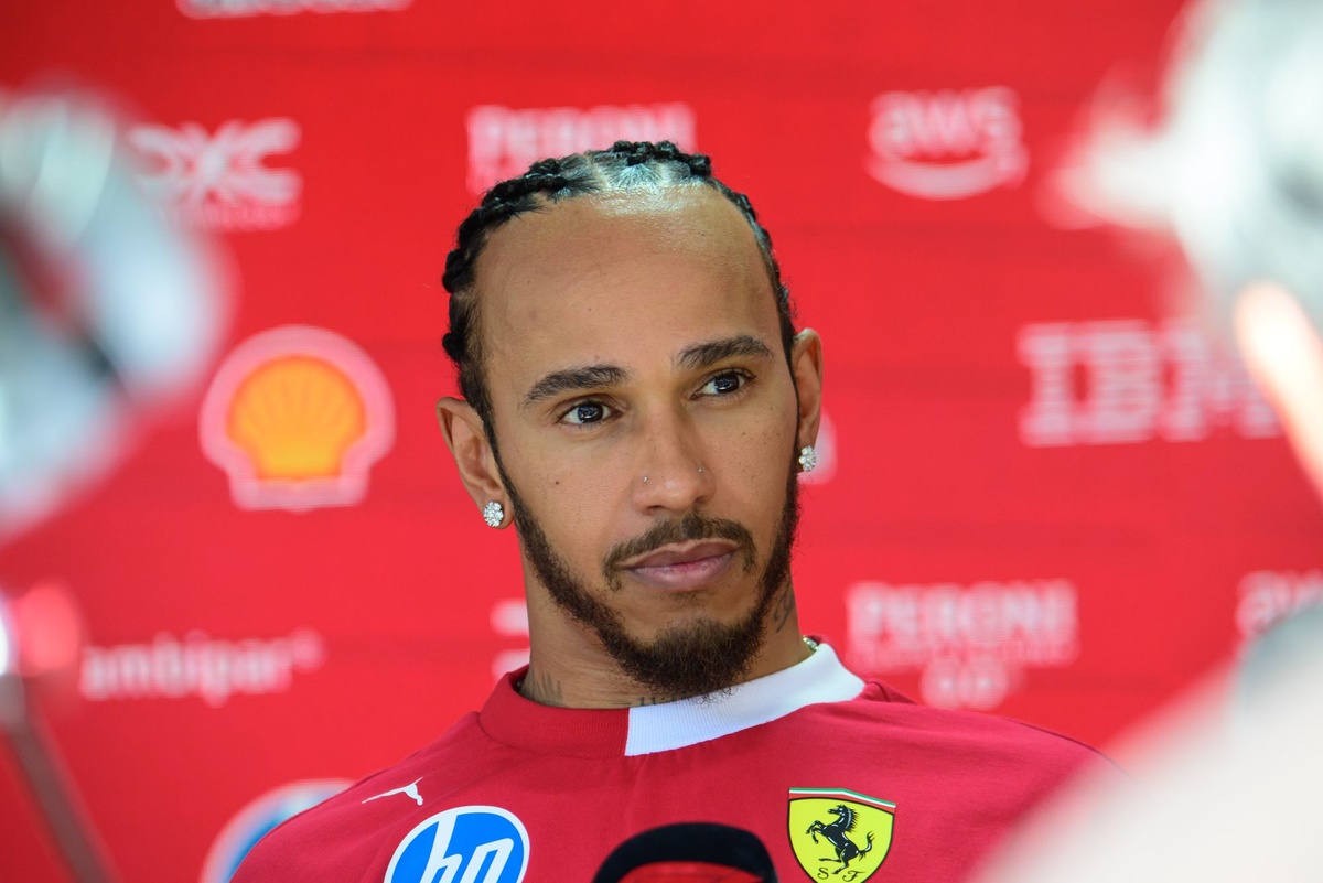 هاميلتون يؤكد أنّ علاقته مع مهندس فيراري ريكاردو أدامي “رائعة والشائعات عن خلاف هراء”