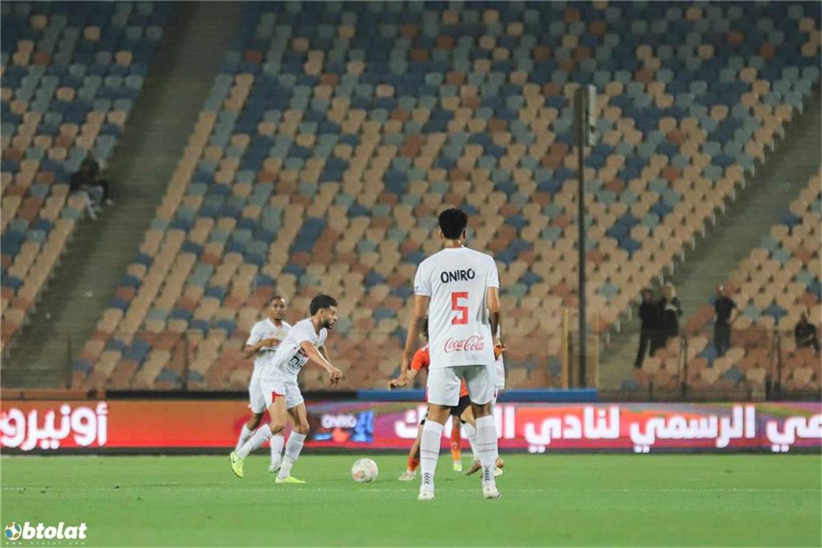 دونجا يتعرض لإصابة في مباراة الزمالك وفاركو.. ويتوجه للمستشفى
