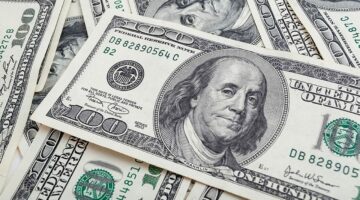 تراجع الدولار مع تقييم آفاق رسوم ترامب الجمركية