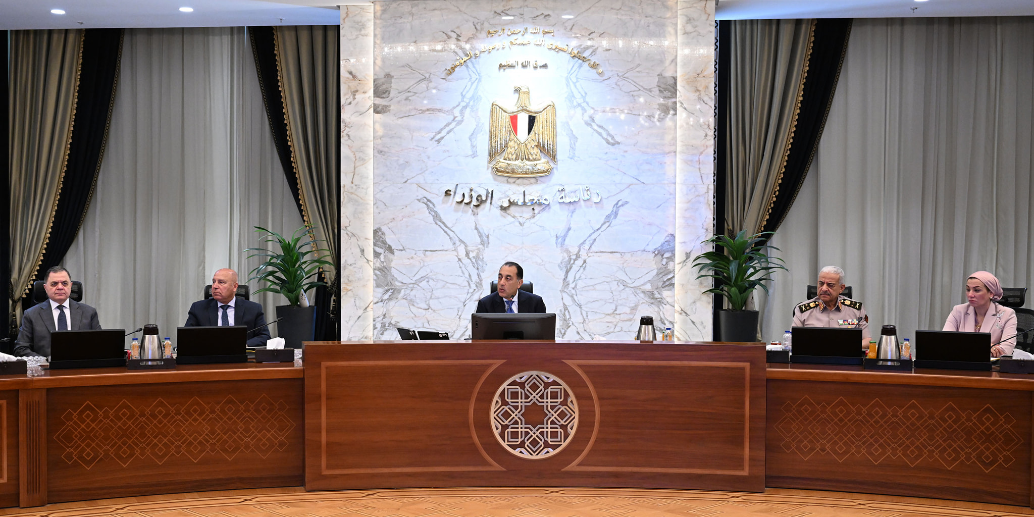 الحكومة تتابع إجراءات إطلاق البث التجريبي للمنصة الإلكترونية لتراخيص الاستثمار