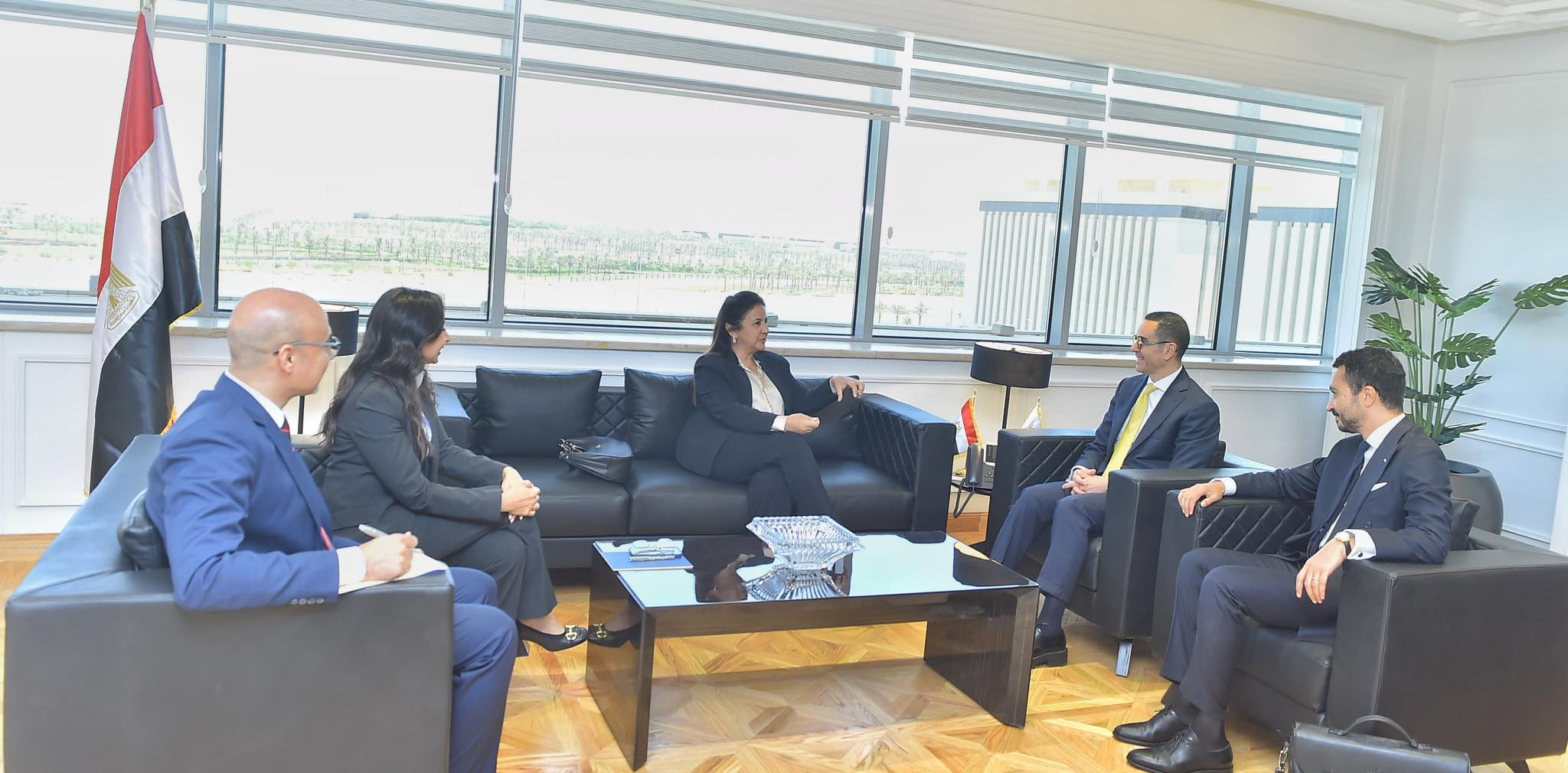 وزير الاستثمار يلتقى مسئولى شركة AXA العالمية العاملة فى مجال التأمين الصحى وتأمينات الحياة