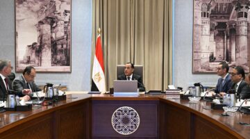 رئيس الوزراء يتابع تنفيذ برنامج الطروحات الحكومية في قطاعي البترول والأعمال العام