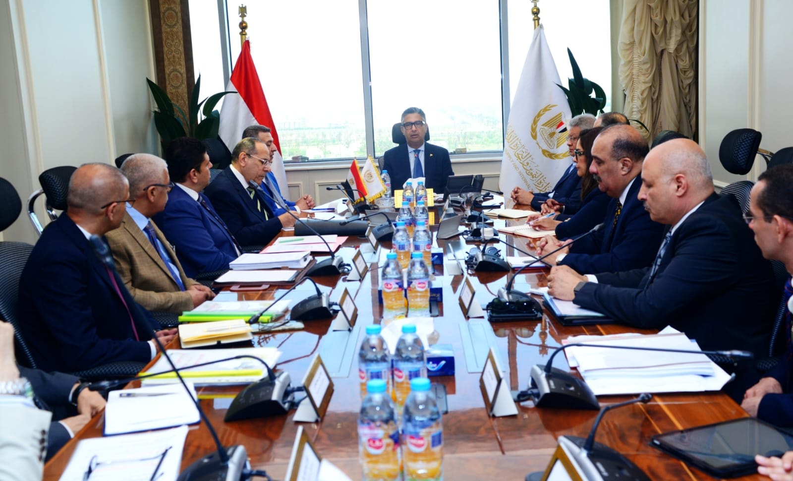 اتخاذ الإجراءات اللازمة لتأمين احتياطي استراتيجي آمن من السلع