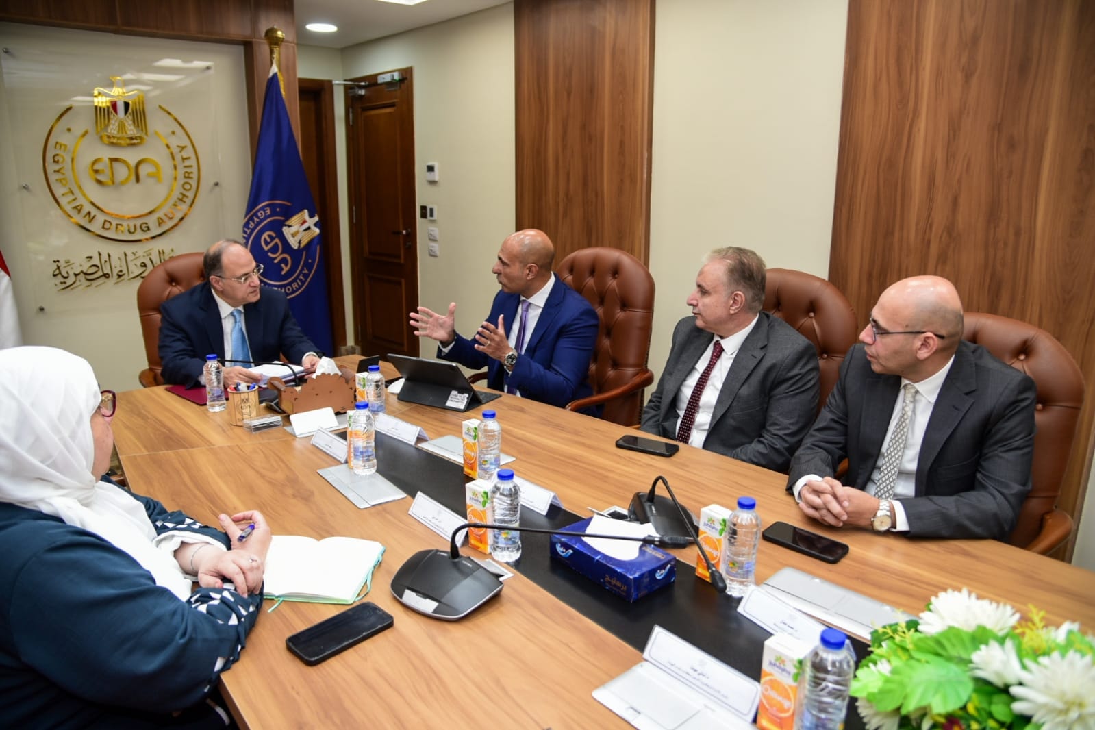 رئيس هيئة الدواء يبحث مع “أسترازينيكا” زيادة الاستثمارات في القطاع الدوائي