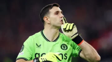 مانشستر يونايتد يتواصل مع إيميليانو مارتينيز