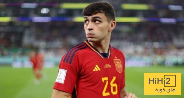 صورة.. بيدري يلبي طلب المشجعين في ميونخ