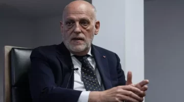 تيباس يحذّر برشلونة بشأن التعاقدات