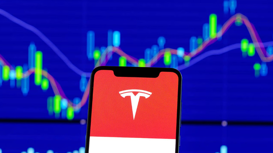 القيمة السوقية لـ”تسلا” تتراجع دون التريليون دولار.. وتفقد مركزين في قائمة الكبار