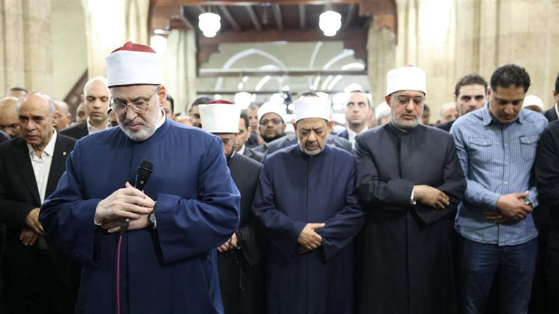 12 صورة مؤثرة توثق وداع الدكتور أحمد عمر هاشم في الجامع الأزهر