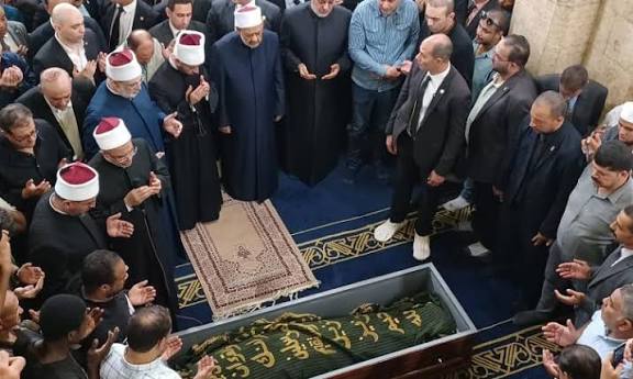 12 صورة مؤثرة توثق وداع الدكتور أحمد عمر هاشم في الجامع الأزهر