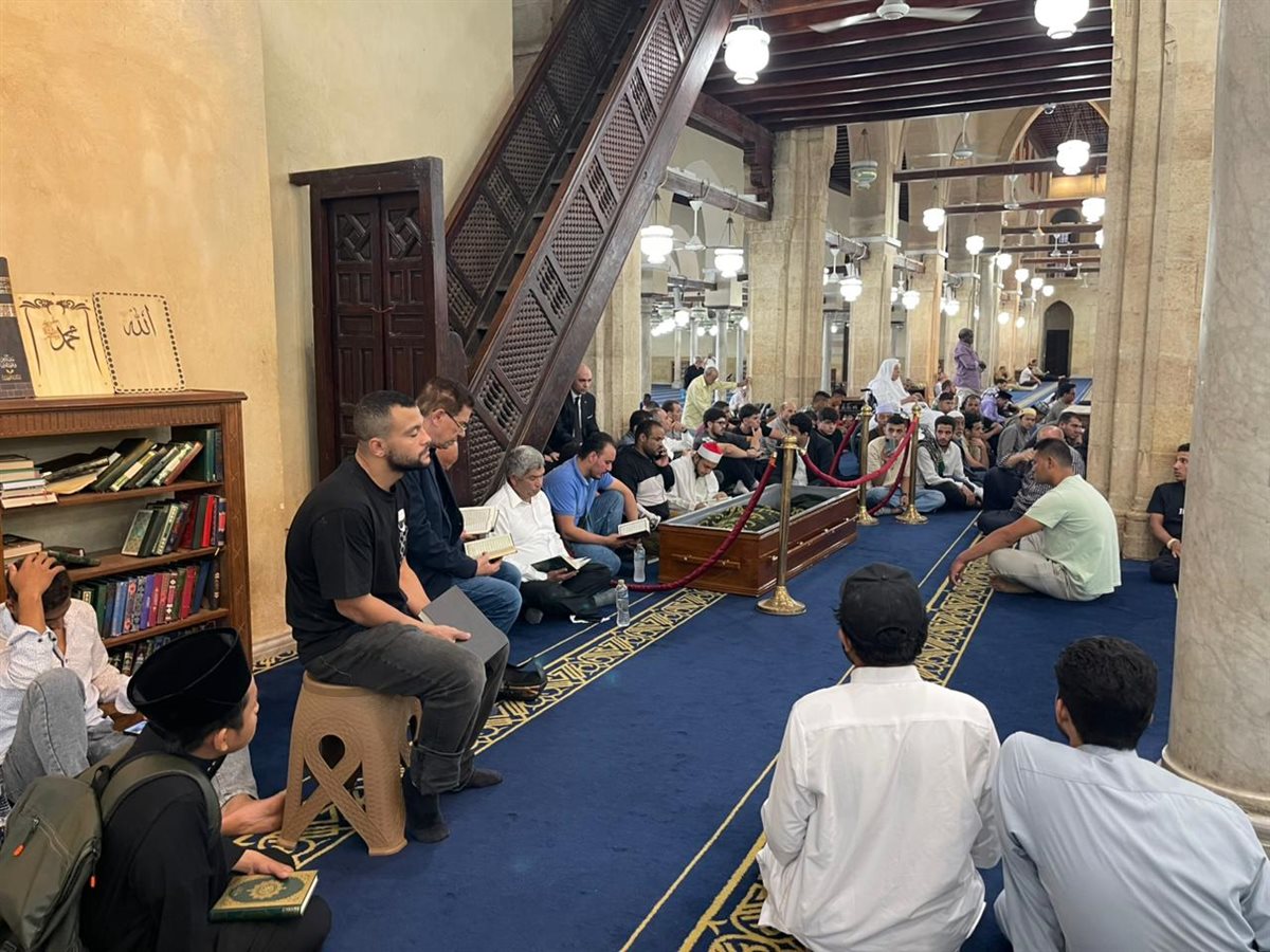 12 صورة مؤثرة توثق وداع الدكتور أحمد عمر هاشم في الجامع الأزهر