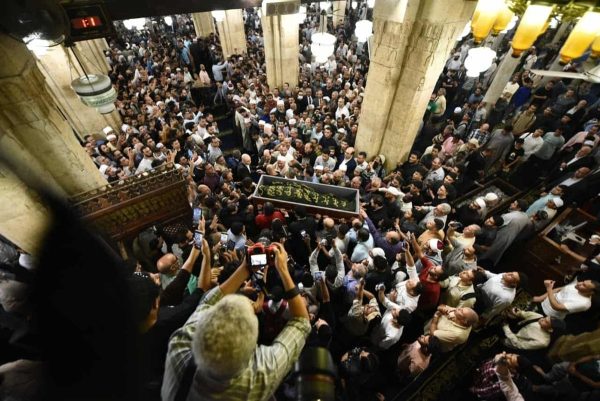 12 صورة مؤثرة توثق وداع الدكتور أحمد عمر هاشم في الجامع الأزهر