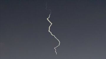 4 دول خليجية تتعرض لهجمات إيرانية.. إصابات بدبي وحريق بناقلة كويتية