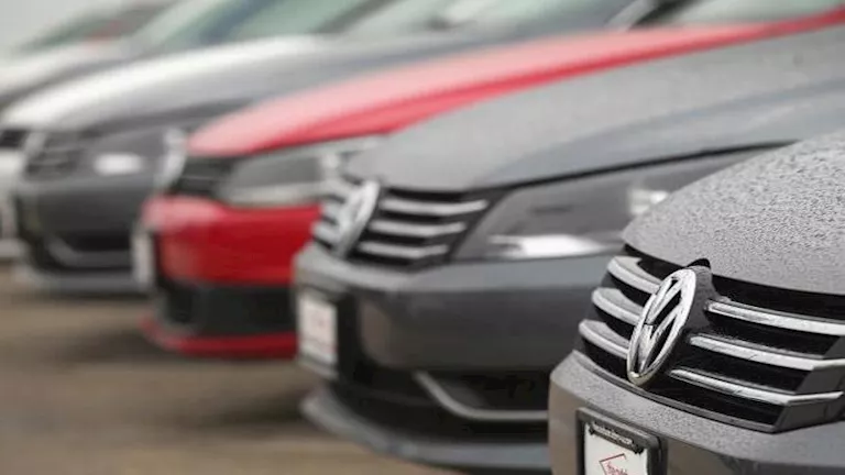 قابلة للاشتعال.. فولكس فاجن تستدعي 94 ألف سيارة كهربائية بأنحاء العالم