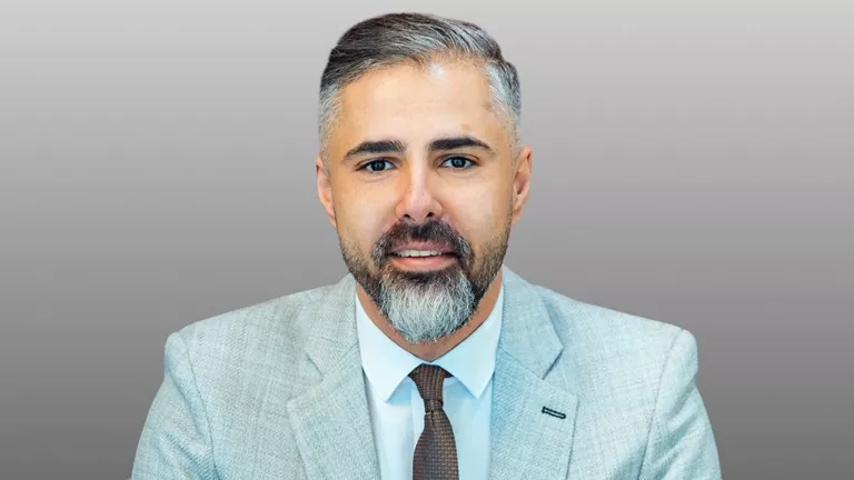 خبير: اليوان والذهب يقودان ثورة التحول عن الدولار في أسواق الطاقة