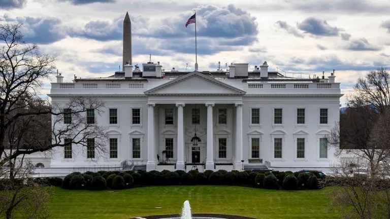 صورة غامضة على حساب البيت الأبيض تثير جدلا واسعا.. ماذا يحدث؟