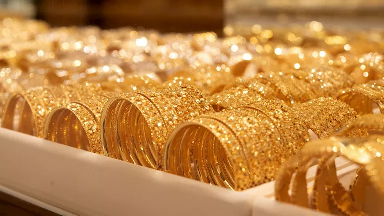 سعر الذهب العالمي يتراجع بأكثر من 4% خلال تعاملات اليوم.. فما الأسباب؟