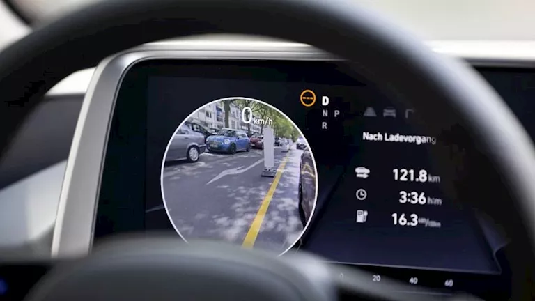 خبراء: تقنيات الكاميرات تساعد السائق لكنها لا تعوض الرؤية المباشرة