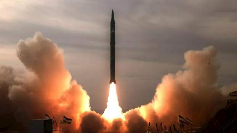 إطلاق 10 صواريخ من لبنان.. انفجارات ضخمة تهز تل أبيب ودوي صفارات الإنذار