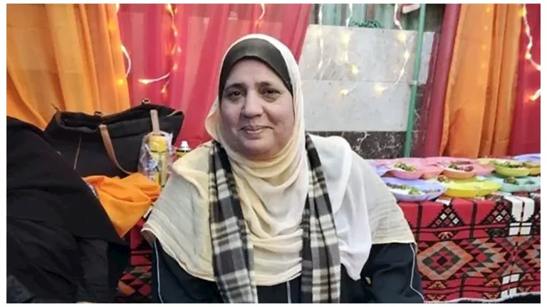 مسيرة عطاء بدأت بـ 3 أوانٍ.. الحاجة عزيزة تكشف للرئيس حلم "مطعم الخمسة