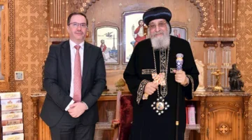 البابا تواضروس يستقبل السفير البريطاني ويؤكد دور الكنيسة في المجتمع المصري