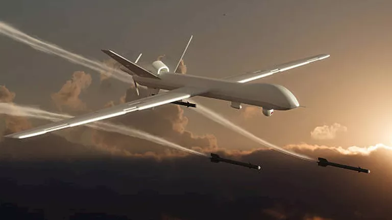 وسط أصوات انفجارات.. الدفاعات الجوية الإماراتية تتصدى لهجمات صاروخية وطائرات