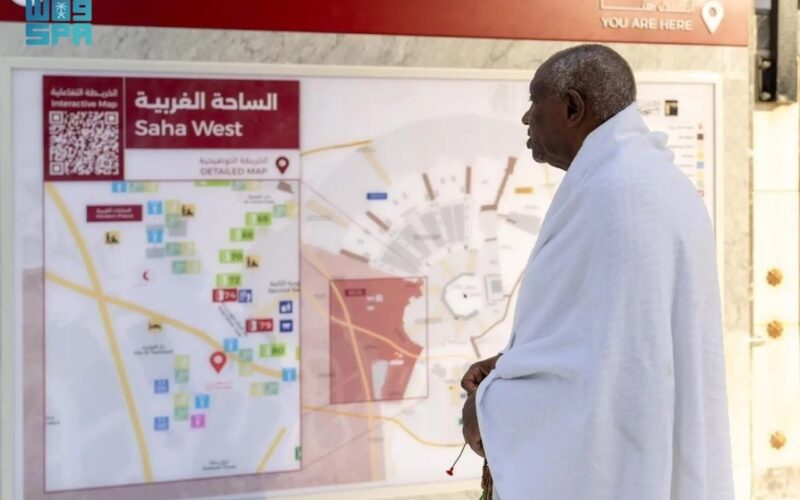 هيئة العناية بالحرمين تطور لوحات إرشادية ذكية موزعة في ساحات البيت العتيق