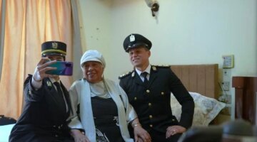 «الداخلية» توزع الكحك في الشوارع ووسائل النقل والمستشفيات احتفالا بعيد الفطر | فيديو