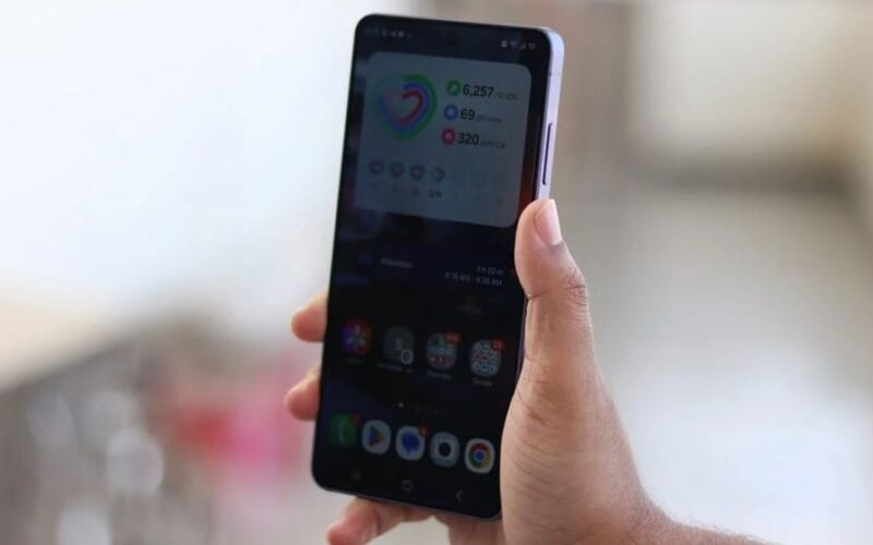أثار هاتف Galaxy S26 Ultra ضجة واسعة بسبب شاشته “المضادة للتجسس”.