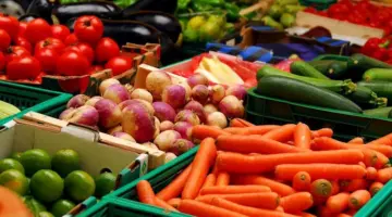 أسعار الخضروات والفاكهة بسوق العبور اليوم.. انخفاض الطماطم