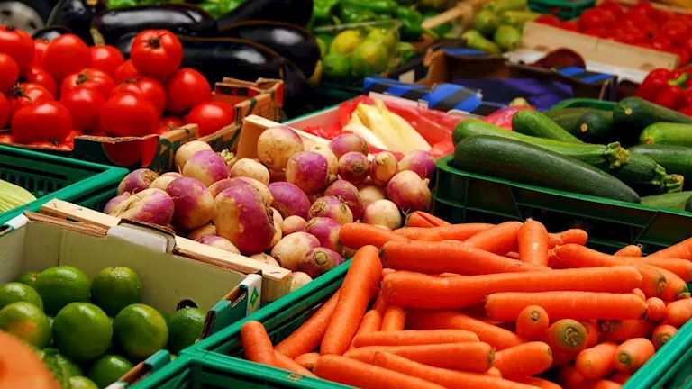 أسعار الخضروات والفاكهة بسوق العبور اليوم.. انخفاض الطماطم