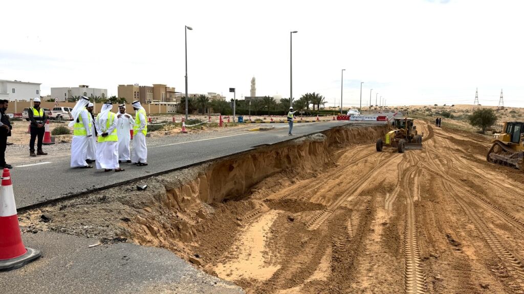 إدارة صيانة طرق الشارقة تتعامل بفاعلية مع تداعيات الحالة الجوية