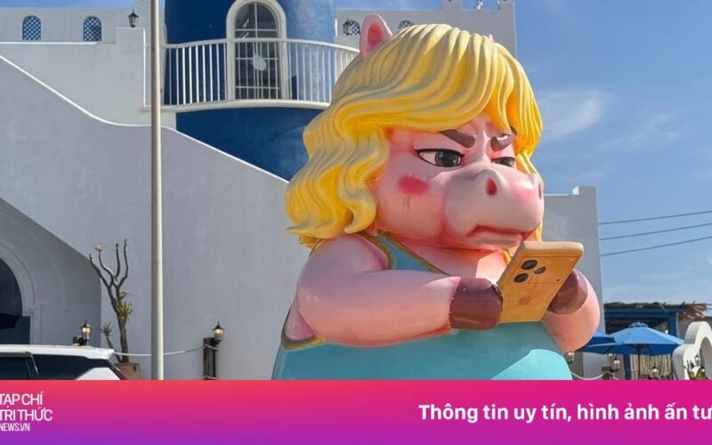 تجولت تميمة الحصان ذات الوجه العابس، والتي كانت تحمل هاتف آيفون 17، على ساحل نهون لي.