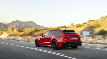 سيارة أودي RS5 Avant الجديدة: حين يبالغ أحد عشاق اللياقة البدنية في تقدير قدراته وينسى حقيبة ظهره