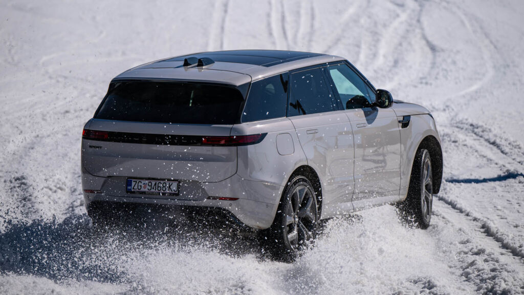 سيارة رينج روفر بقوة 635 حصانًا على منحدرات جبل كوبي الثلجية تبدو وكأنها قصيدة شتوية