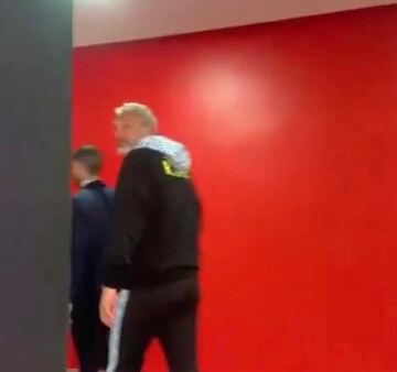 قبل مواجهة جامايكا.. مدرب الكونغو يغادر المؤتمر الصحفي بسبب إنذار حريق