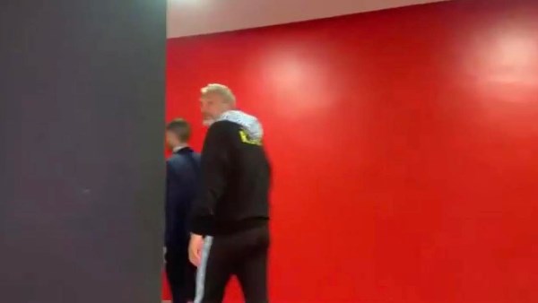 قبل مواجهة جامايكا.. مدرب الكونغو يغادر المؤتمر الصحفي بسبب إنذار حريق