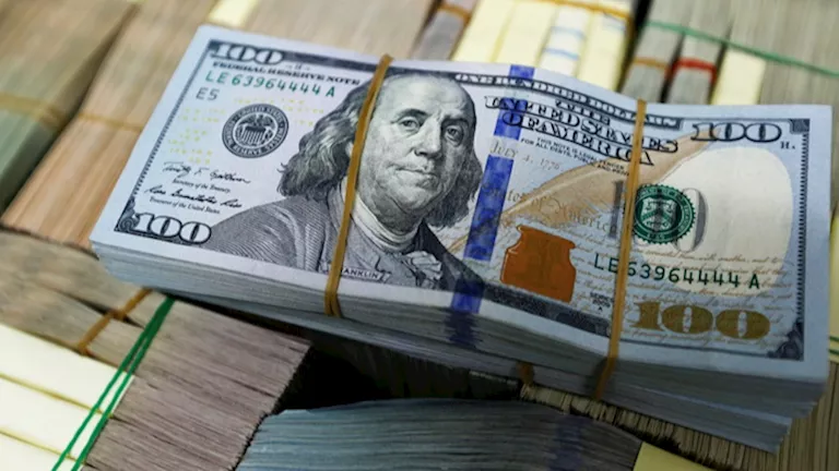 قفزة في سعر الدولار بمنتصف تعاملات اليوم الثلاثاء محققا مستوى قياسيا جديدا