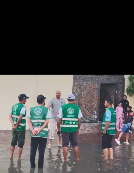 متطوعو مبادرة “الشرطي جارك” يساندون جهود الجهات الحكومية خلال تأثيرات المنخفض الجوي