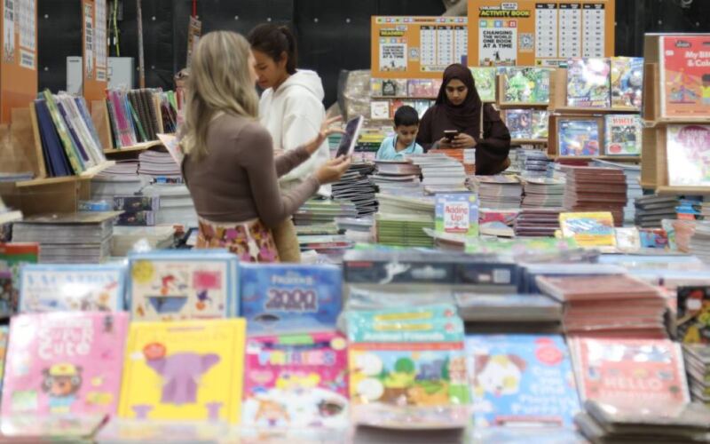 معارض الكتب في الإمارات تُعزز علاقة الأجيال بالقراءة