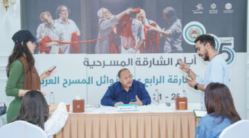 منير العرقي يُلقي محاضرة قراءة الطاولة في ملتقى الشارقة المسرحي