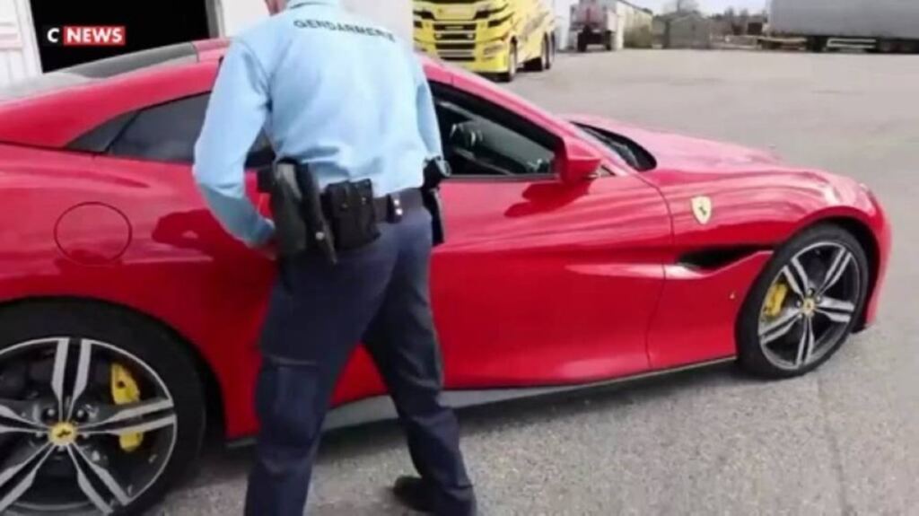 يمتلك شركة عقارية.. مُتشرّد يقود سيارة سعرها 250,000 دولار