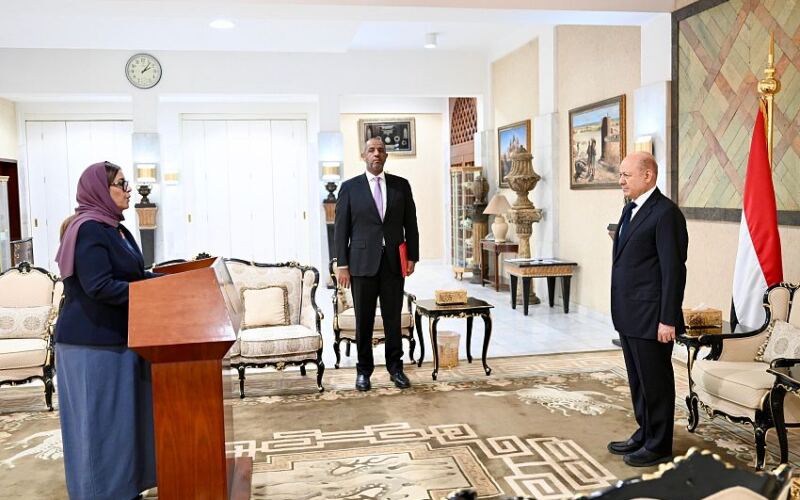 سفيرة اليمن لدى الولايات المتحدة تؤدي القَسَم الدستوري أمام رئيس مجلس القيادة الرئاسي.