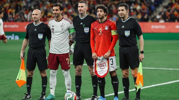 أزمة مباراة مصر وإسبانيا.. تحرك دبلوماسي عاجل من السفير المصري